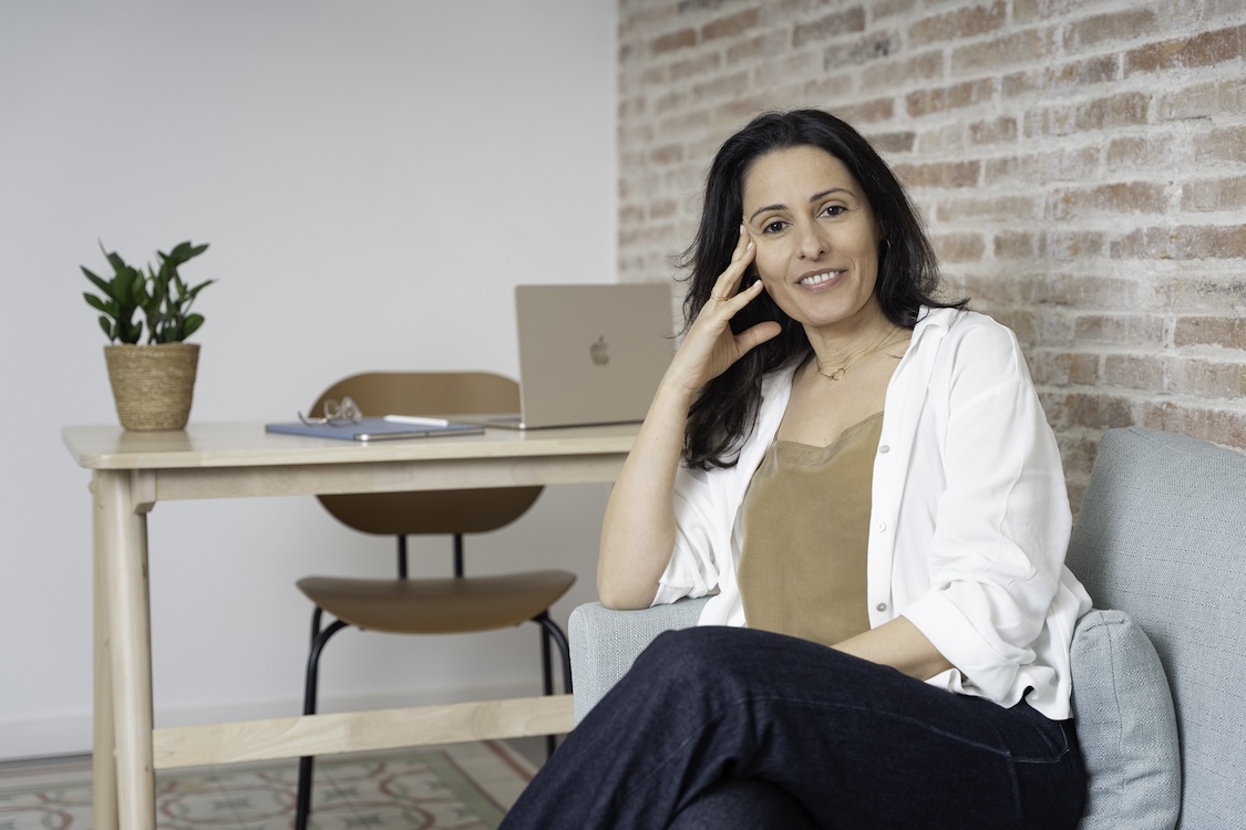 Daniela de Castro. Psicóloga e psicoterapeuta online, portuguesa, no seu consultório de Barcelona.